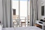 Hotel Polos: fotografie vybavení exteriérů a interiérů ubytování.