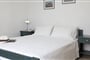 Hotel San Antonio - Paros: fotografie vybavení exteriérů a interiérů ubytování.