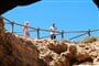 Nad jeskyní Benagil na pobřeží Algarve - poznávací zájezdy s pěší turistikou v Portugalsku