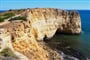 Útesy u města Portimao - pěší turistika podél pobřeží Algarve v Portugalsku