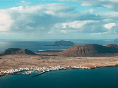 zinah insignia Kzd9UqhaMjU unsplash