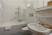 Landhotel Post 05 - HOTELPOST Zimmer Standard   Badezimmer