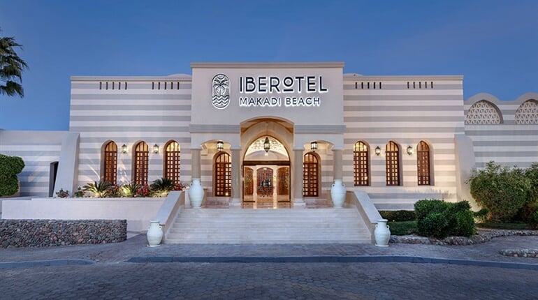 Hotel Iberotel Makadi Beach: fotografie vybavení exteriérů a interiérů ubytování.