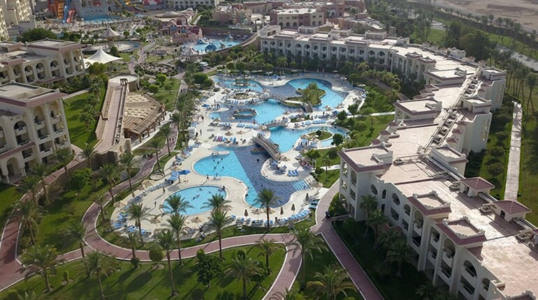 Hotel Serenity Alma Heights: fotografie vybavení exteriérů a interiérů ubytování.