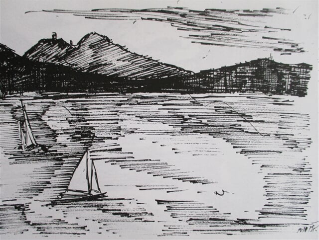 Máchovo jezero, v pozadí Bezděz