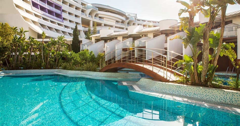 CORNELIA DIAMOND TURQUOISE LAKE HOUSES POOL