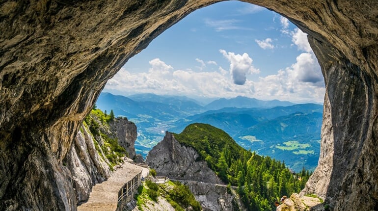 Rakousko - pohled na  Berchtesgadenské Alpy od jeskyní  Eisriesenwelt