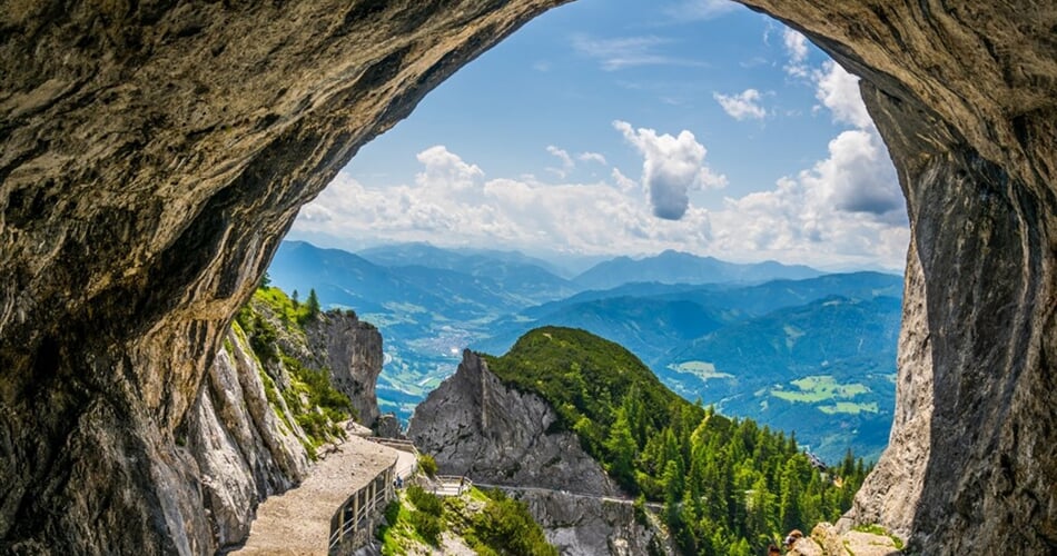 Rakousko - pohled na  Berchtesgadenské Alpy od jeskyní  Eisriesenwelt