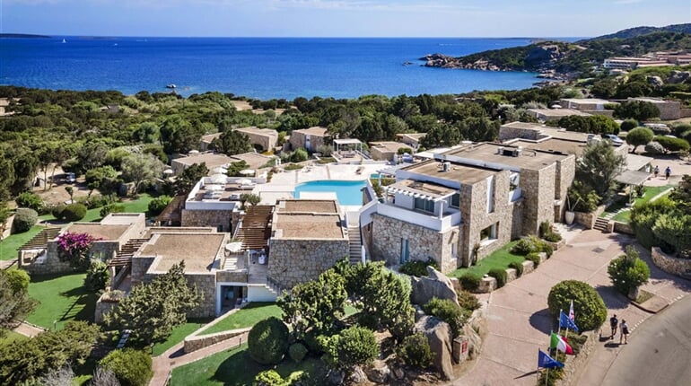 Letecký pohled na hotel, Baja Sardinia, Sardinie