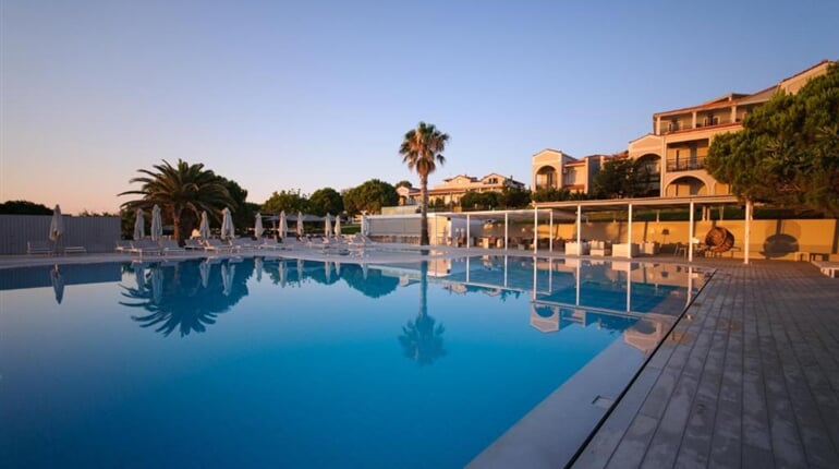 Hotel The Bay: fotografie vybavení exteriérů a interiérů ubytování.