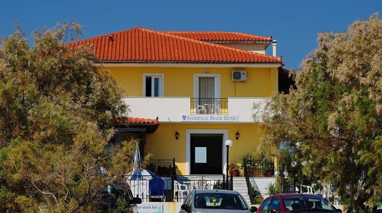 Hotel Andreolas Beach: fotografie vybavení exteriérů a interiérů ubytování.