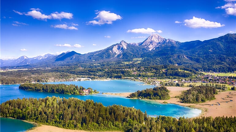 Faaker Viz jezero a hora Mittagskogel v Korutanech, Rakousko