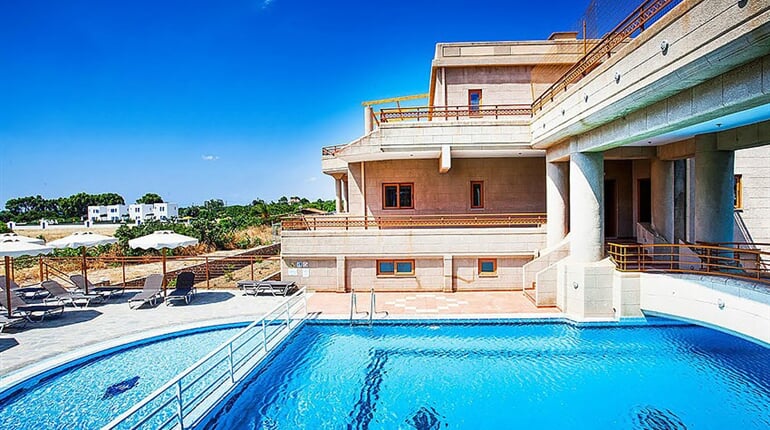 Hotel Costa Konte Beach Resort: fotografie vybavení exteriérů a interiérů ubytování.