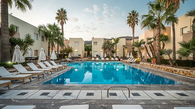 Aparthotel Meropi: fotografie vybavení exteriérů a interiérů ubytování.