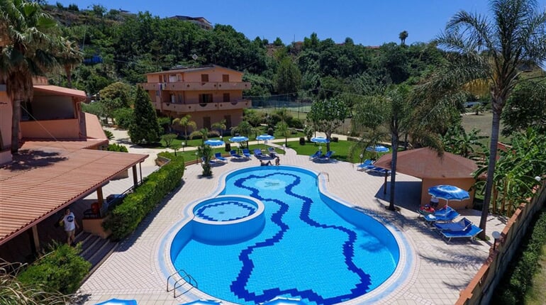 pohled na areál hotelu