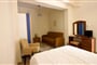 Hotel Kalypso - Kefalonie: fotografie vybavení exteriérů a interiérů ubytování.