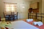 Aparthotel Aggelinas: fotografie vybavení exteriérů a interiérů ubytování.