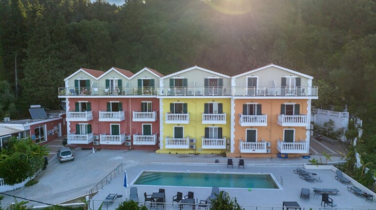 Studia Agios Gerasimos: fotografie vybavení exteriérů a interiérů ubytování.