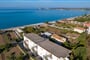 Apartmánový dům Aridas at the Beach: fotografie vybavení exteriérů a interiérů ubytování.