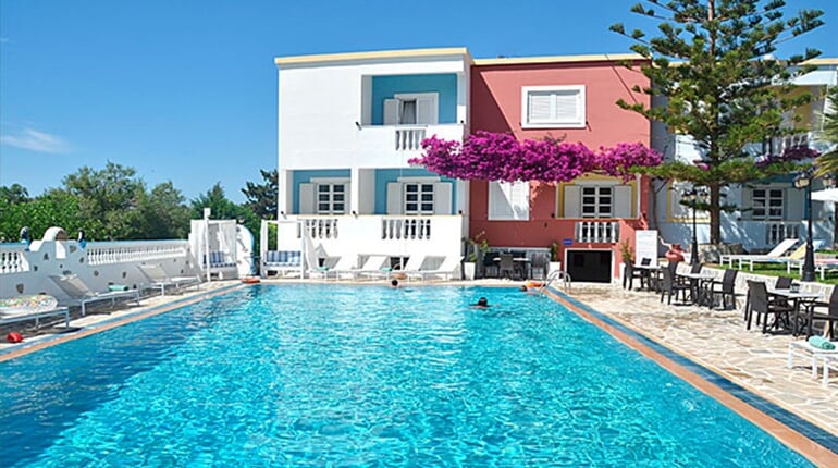 Hotel Saraya Resort - Leros: fotografie vybavení exteriérů a interiérů ubytování.