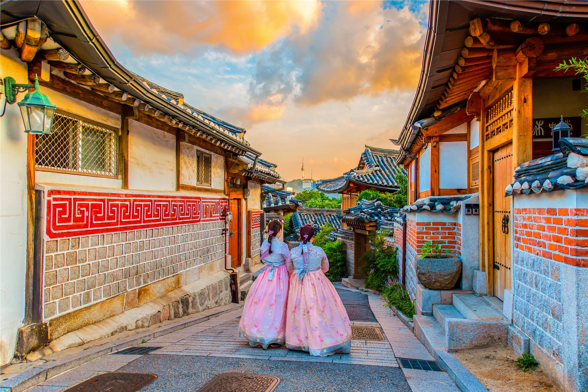 uličky vesnice Bukchon Hanok Village a dívky v tradičním korejském oblečení hanbok