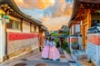 uličky vesnice Bukchon Hanok Village a dívky v tradičním korejském oblečení hanbok