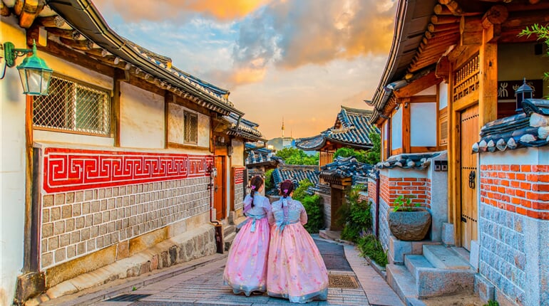 uličky vesnice Bukchon Hanok Village a dívky v tradičním korejském oblečení hanbok