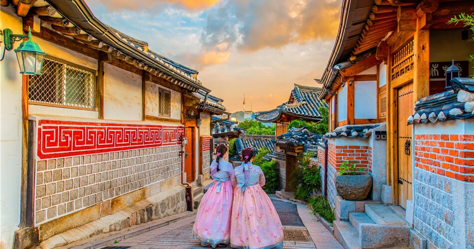 uličky vesnice Bukchon Hanok Village a dívky v tradičním korejském oblečení hanbok