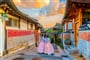 uličky vesnice Bukchon Hanok Village a dívky v tradičním korejském oblečení hanbok