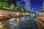 potok Cheonggyecheon uprostřed Soulu