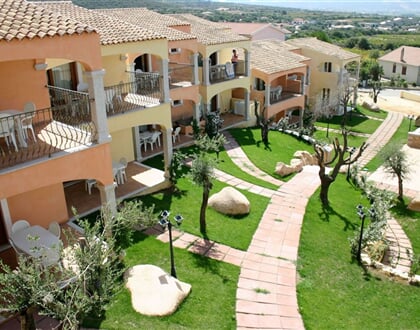 Pohled na residenci, Badesi, Sardinie