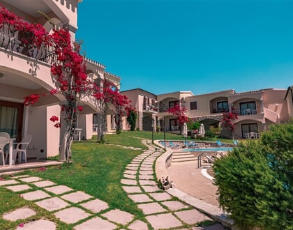 Pohled na residenci, Badesi, Sardinie