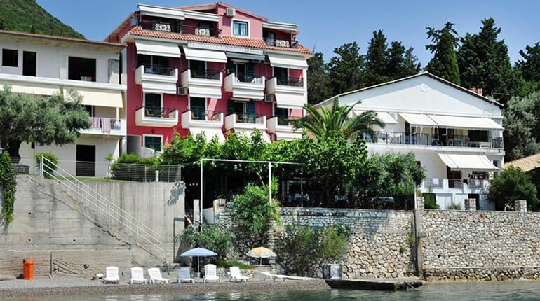 Hotel Logan´s Beach: fotografie vybavení exteriérů a interiérů ubytování.