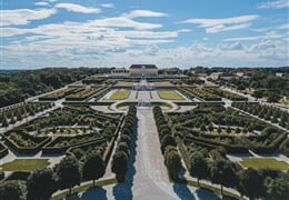 Čokoládovna a zámek Hof s velikonočními trhy