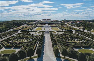 Čokoládovna a zámek Hof s velikonočními trhy
