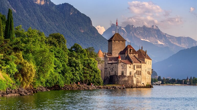 Švýcarsko - hrad Chillon  zop shutterstock_301691180
