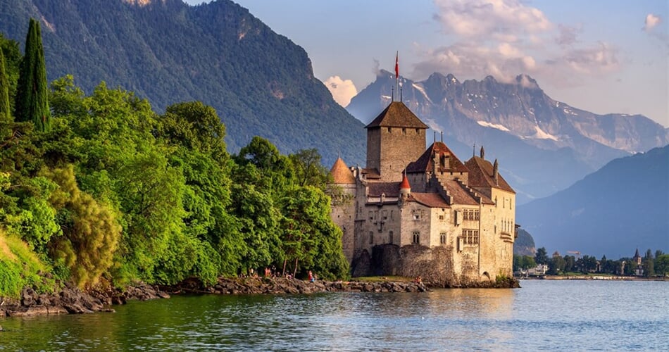 Švýcarsko - hrad Chillon  zop shutterstock_301691180