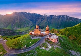 Ázerbájdžán a Gruzie + TRADIČNÍ KUCHYNĚ + KOSTEL NEJSVĚTĚJŠÍ TROJICE V GERGETI