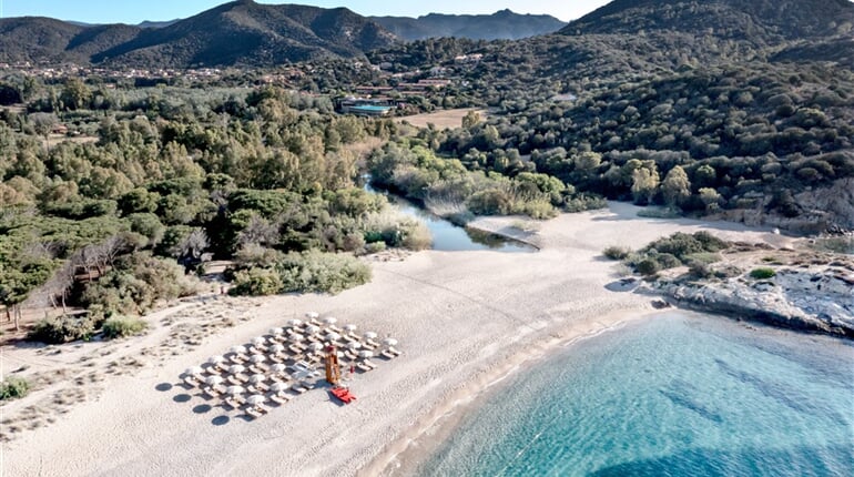 Pláž Su Portu, Chia, Sardinie