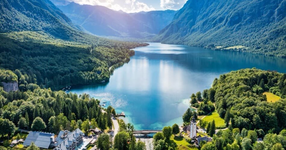 HOTEL JEZERO a pohled na Bohinsjké jezero