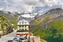 Hotel Belvedere na silnici přes Furka Pass - cestování po švýcarských horách