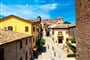 Ulice městečka Gradara - poznávací zájezdy s pobytem u moře v Itálii