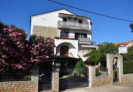 Sv. Filip i Jakov - Vila Jelena ***