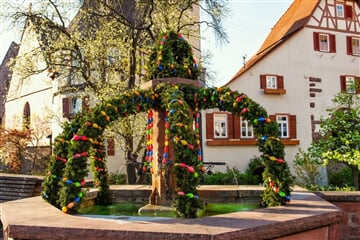 Bavorsko - Velikonoční tradice v Bavorsku Osterbrunnen