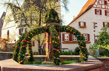 Bavorsko - Velikonoční tradice v Bavorsku Osterbrunnen