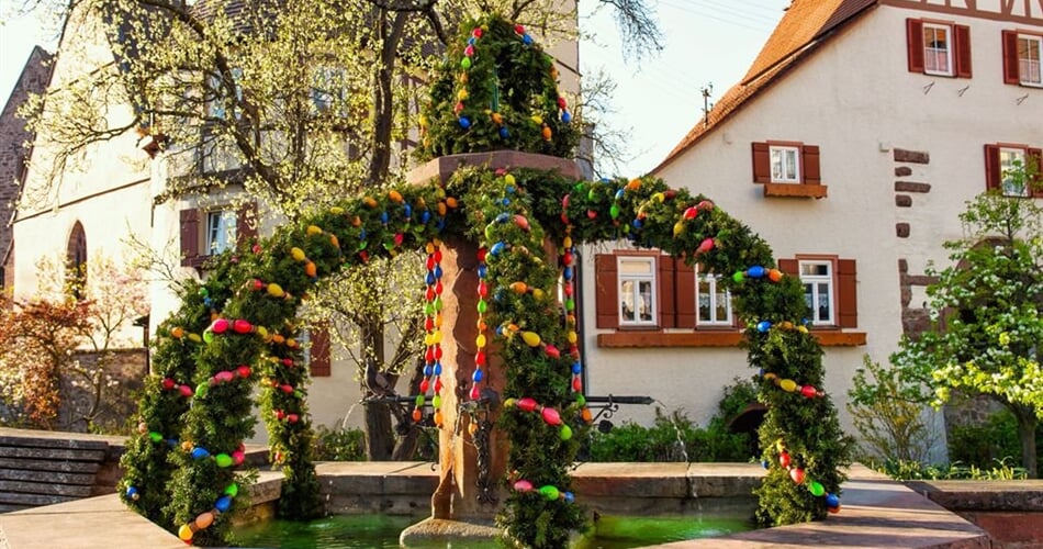 Velikonočně vyzdobené kašny v Bavorsku - poznávací zájezdy do Německa