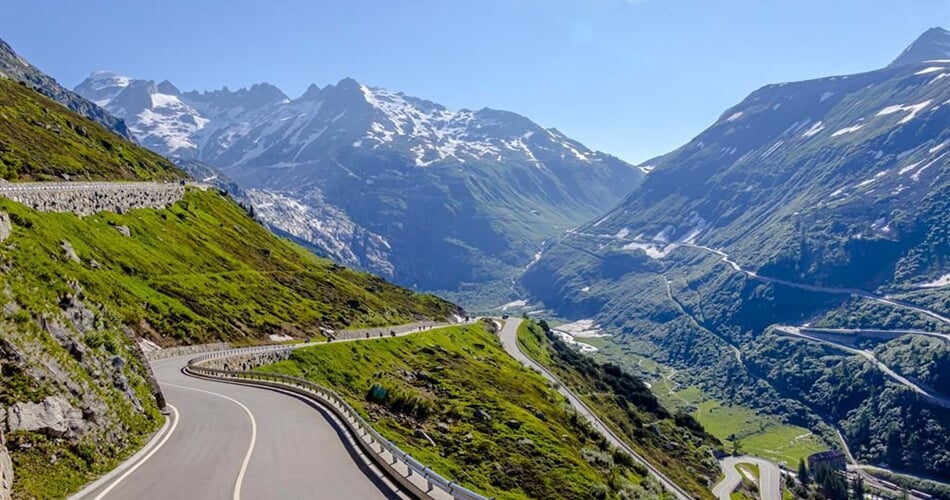 Sjezd po silnici ze sedla Grimsel Pass - cestování a turistika po Švýcarsku