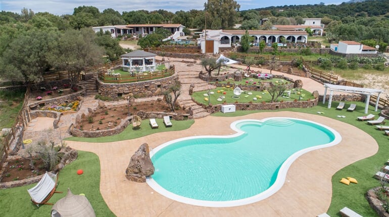 Letecký pohled s bazénem, Dorgali, Sardinie