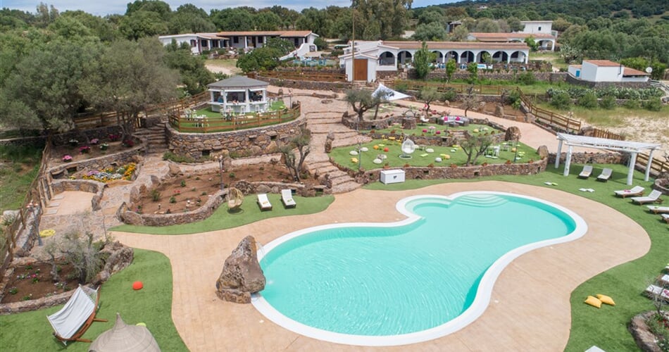 Letecký pohled s bazénem, Dorgali, Sardinie