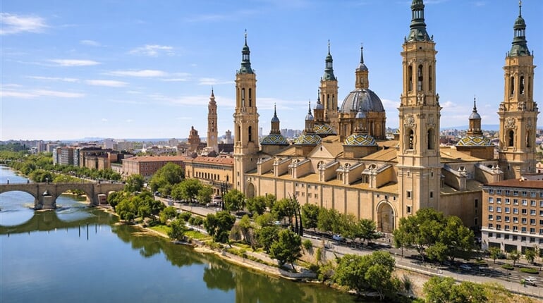 Španělsko - Zaragoza, bazilika a řeka Ebro